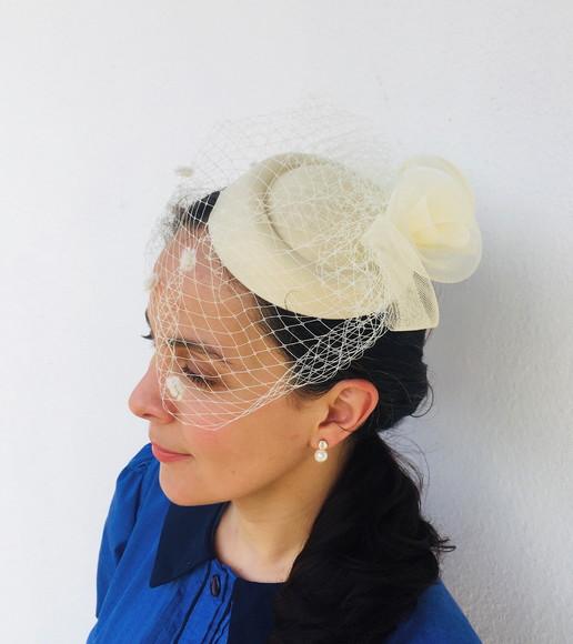 Casquete Bege Com Tule