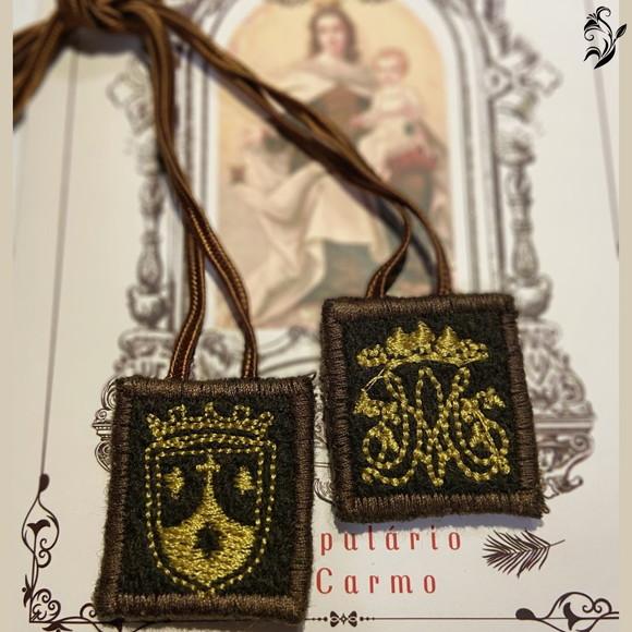 Kit 2 Escapulários Marrons Bordados - Frete Grátis