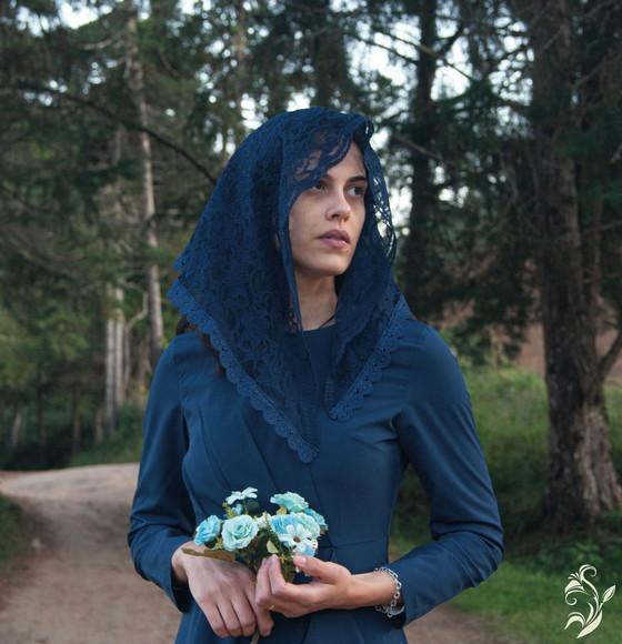 Véu de Renda Azul para Missa com Barrado
