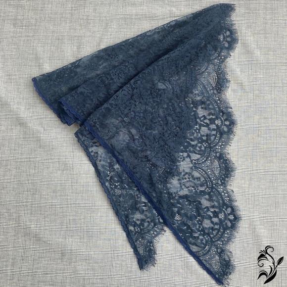 Véu de Renda Azul para Missa com Barrado