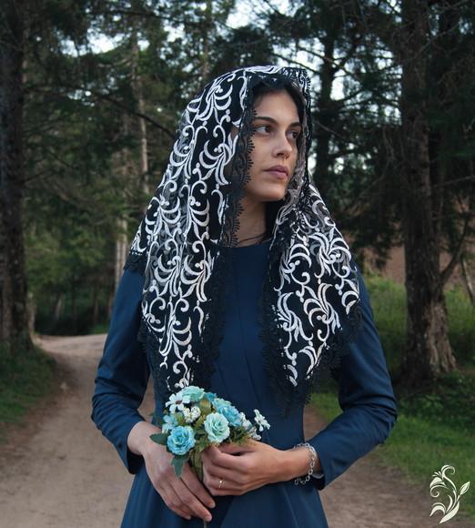 Véu de Renda Preto e Bege para Missa Arabesco