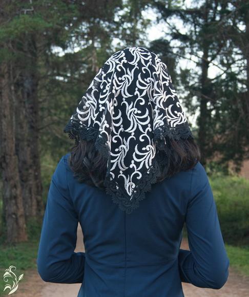 Véu de Renda Triangular Preto e Bege para Missa Arabesco