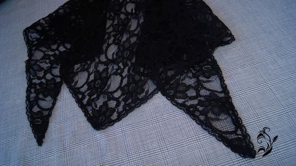 Véu de Renda Triangular Preto para Missa P