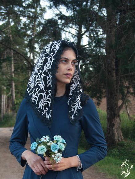 Véu de Renda Triangular Preto e Bege para Missa Arabesco