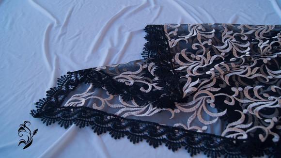 Véu de Renda Triangular Preto e Bege para Missa Arabesco