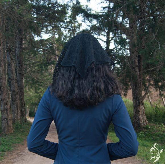 Véu de Renda Triangular Preto para Missa P