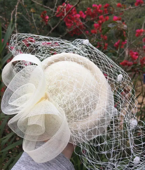 Casquete Bege Com Tule