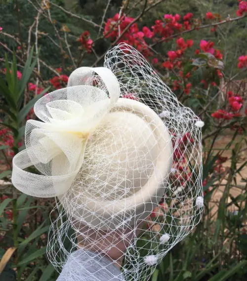 Casquete Bege Com Tule