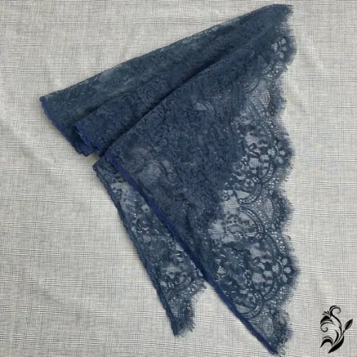 Véu de Renda Azul para Missa com Barrado