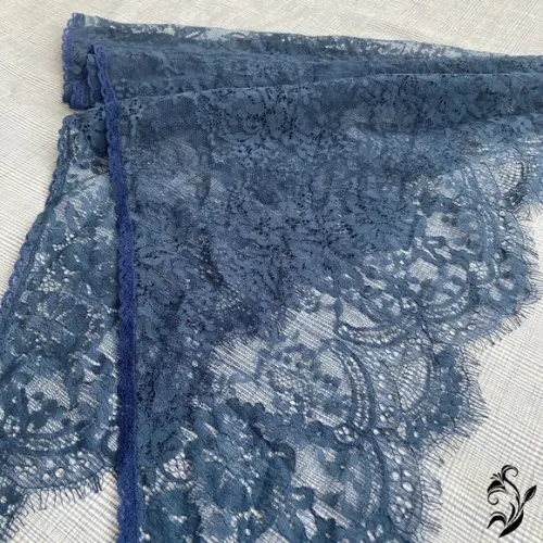 Véu de Renda Azul para Missa com Barrado