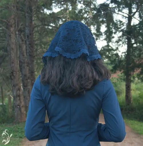 Véu de Renda Azul para Missa com Barrado