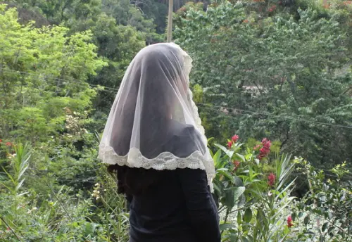 Véu de renda bege para missa - Tamanho M