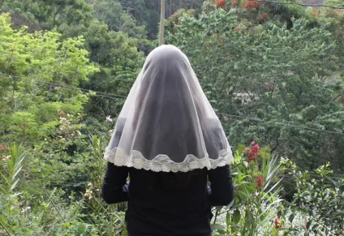 Véu de renda bege para missa - Tamanho P