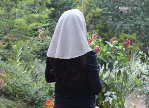 Véu de renda bege para missa - Tamanho P