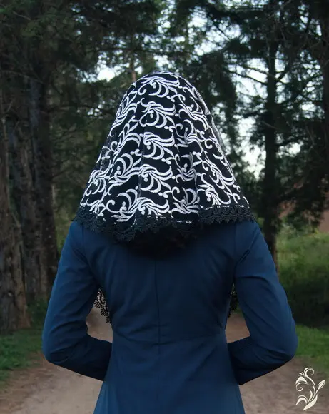 Véu de Renda Preto e Bege para Missa Arabesco
