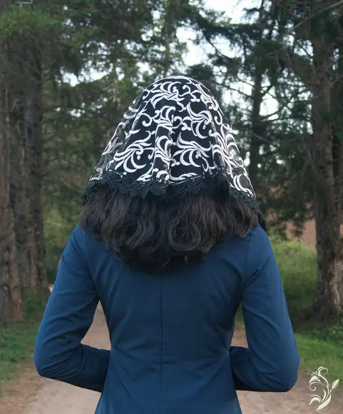 Véu de Renda Preto e Bege para Missa Arabesco