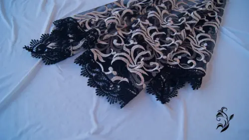 Véu de Renda Preto e Bege para Missa Arabesco