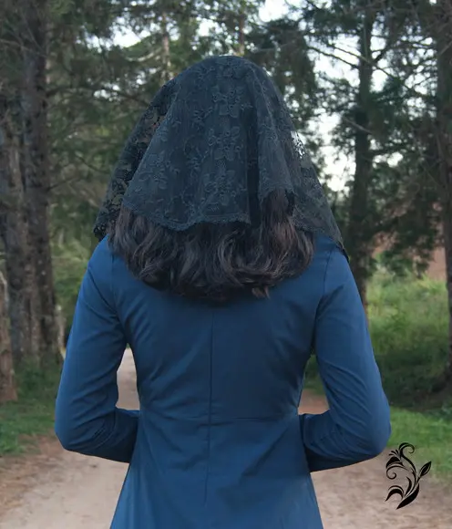 Véu de Renda Preto para Missa com Barrado