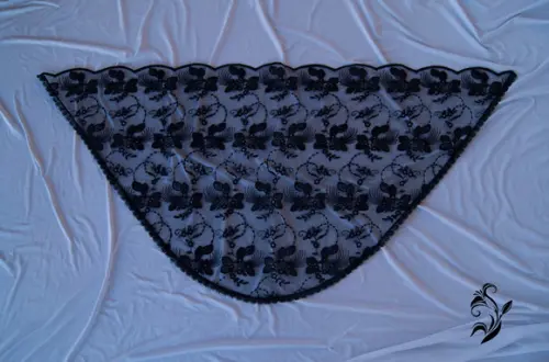 Véu de Renda Preto para Missa com Barrado