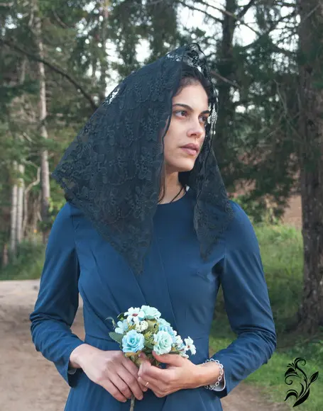Véu de Renda Preto para Missa com Barrado
