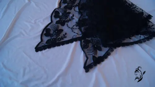 Véu de Renda Preto para Missa com Barrado