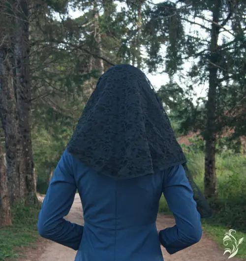 Véu de Renda Preto para Missa m com Barrado
