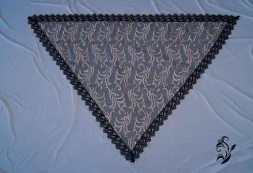 Véu de Renda Triangular Preto e Bege para Missa Arabesco