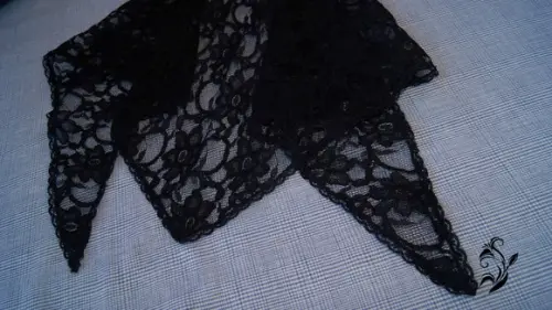 Véu de Renda Triangular Preto para Missa P