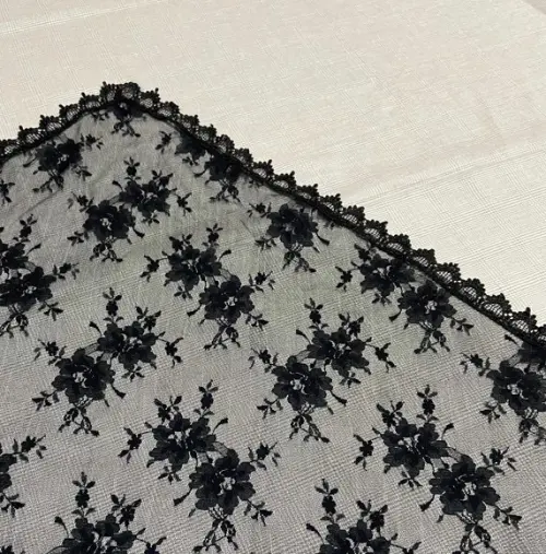 Véu triangular preto para missa - Tamanho M