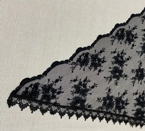 Véu Triangular Preto para Missa - Tamanho m