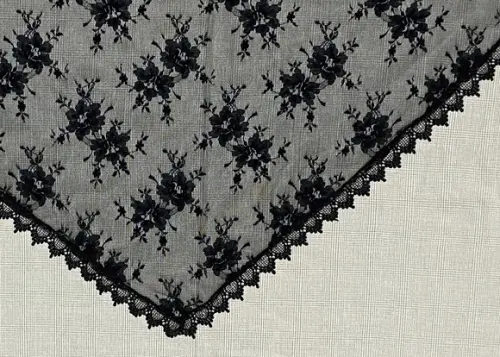 Véu Triangular Preto para Missa - Tamanho m