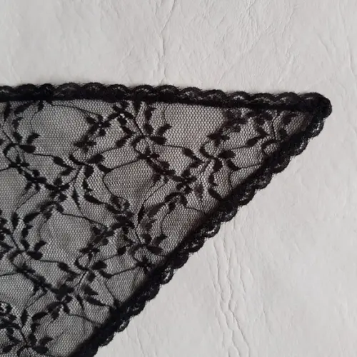 Véu Triangular Preto para Missa - Tamanho m