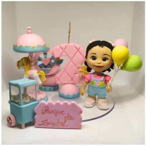 Topo de Bolo Menina no Parque em Biscuit