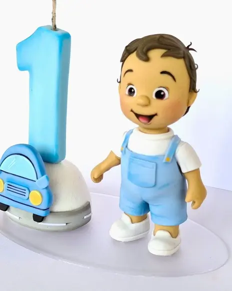 Topo de Bolo Menino e o Carrinho em Biscuit