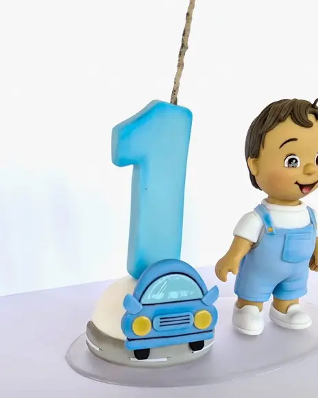 Topo de Bolo Menino e o Carrinho em Biscuit