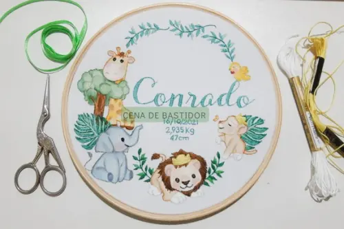 Porta Maternidade Bordado Temático