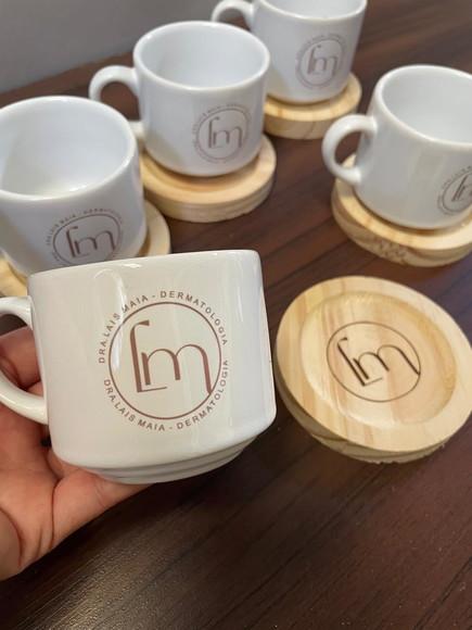 Xícaras Personalizadas com Pires de Madeira