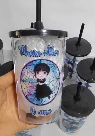 30 Copos com Canudo Wandinha