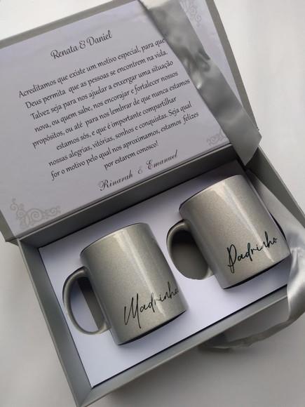 Caixa Cartonada com 2 Canecas Lembrança Padrinhos Casamento