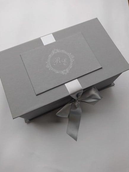 Caixa Cartonada com 2 Canecas Lembrança Padrinhos Casamento