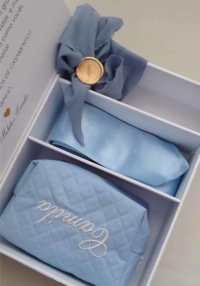 Caixa Padrinhos Azul Serenity com Gravata e Necessaire ml