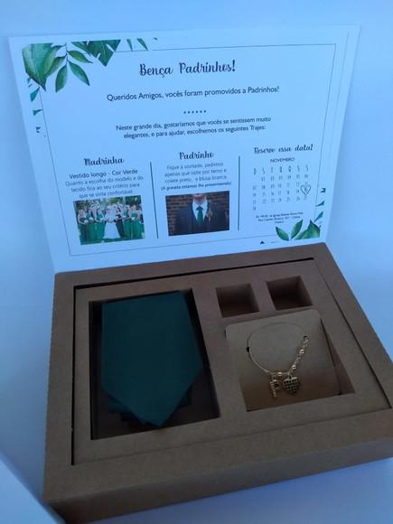 Caixa Padrinhos com Gravata e Pulseira Verde