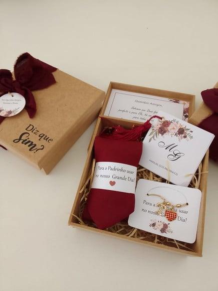 Caixa Padrinhos com Gravata e Pulseira Marsala
