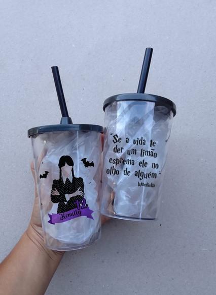 Copo com Tampa e Canudo Personalizado Série Wandinha