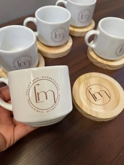 Xícaras Personalizadas com Pires de Madeira