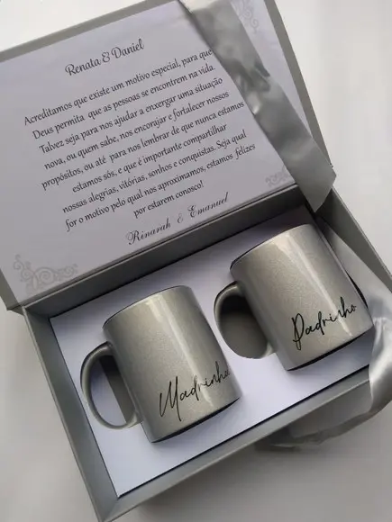Caixa Cartonada com 2 Canecas Lembrança Padrinhos Casamento