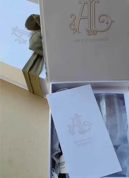 Caixa Padrinhos com Mini Espumante e Taça