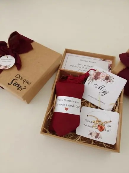 Caixa Padrinhos com Gravata e Pulseira Marsala