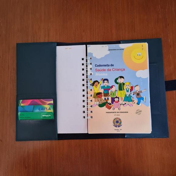 Capa Caderneta de Vacina de Sintético em Formato de Livro