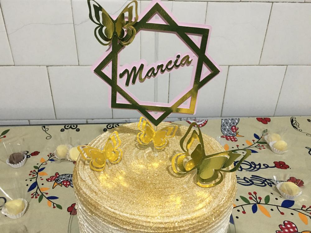 Topo de bolo em camadas